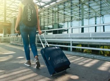 Türkiye'de 17 Mayıs'ta sona eren tam kapanma sürecinin ardından kademeli normalleşme dönemi başladı. Bu süreçte yasaklar gevşetilirken, 65 yaş üstü vatandaşların seyahatleri öncesinde seyahat izin belgesi alma zorunluluğu devam ediyor. Şehirlerarası seyahatler öncesinde alınması gereken seyahat izin belgesi, e-Devlet sisteminden kolayca alınabiliyor.